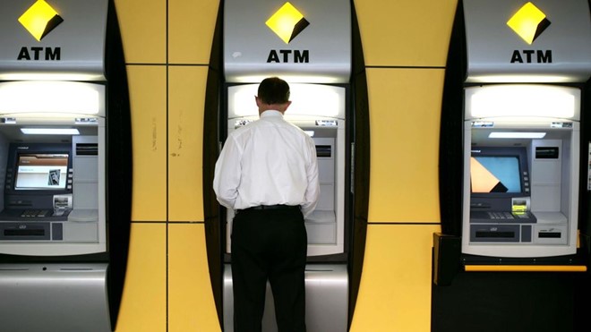
Người dùng Mỹ có thể sử dụng iPhone kèm ứng dụng để rút tiền từ cây ATM. Ảnh: Getty Images.
