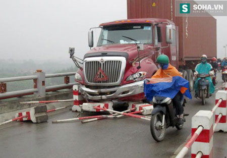 Vụ tai nạn đ&atilde; khiến cầu Thanh Tr&igrave; tắc nghẽn cục bộ.