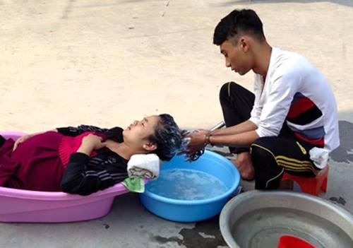 
Bức ảnh người chồng gội đầu cho vợ mang bầu, một h&agrave;nh động b&igrave;nh thường, giản dị trong cuộc sống vợ chồng nhưng được c&aacute;c chị em h&acirc;m mộ. Ảnh:&nbsp;Facebook.
