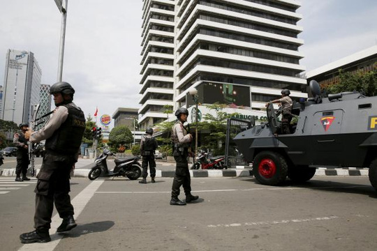 Cảnh s&aacute;t thủ đ&ocirc; Jakarta ở ph&iacute;a trước qu&aacute;n c&agrave; ph&ecirc; Starbuck Ảnh: REUTERS