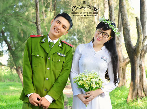 Phạm Cao Thái Bảo (bên trái) - chàng cán bộ 9X xì tin nổi tiếng được học viên trường Trung cấp Cảnh sát Nhân dân 3 (TP Cần Thơ) yêu mến. Ảnh: NVCC.