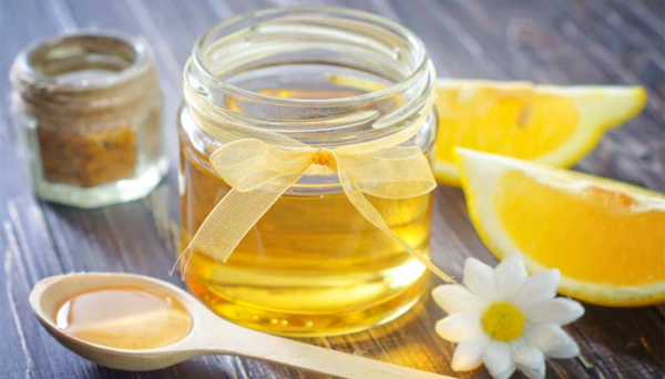 Nước chanh ấm pha chút mật ong sẽ làm tăng đáng kể năng lượng cho cơ thể, giúp giảm cân và cải thiện sức khỏe tổng thể. Ảnh: Lemonwaterguide. 