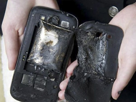 
Pin không rõ nguồn gốc là nguyên nhân chính dẫn đến cháy nổ.
