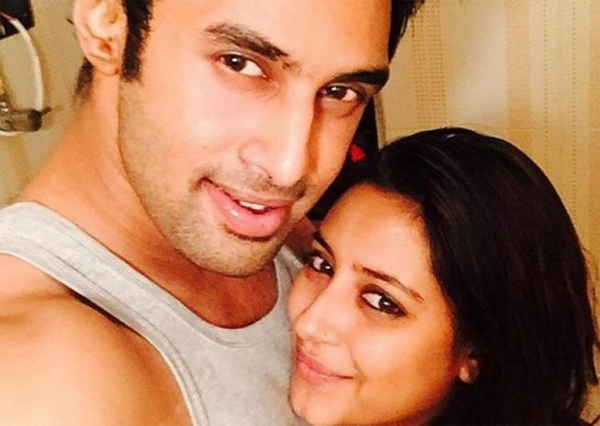 
Cô dâu 8 tuổi Pratyusha Banerjee và bạn trai khi còn mặn nồng.
