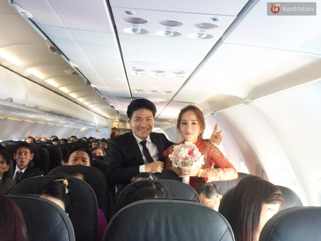 Cô dâu và chú rể trên chuyến bay từ Quảng Ngãi về Hà Nội.