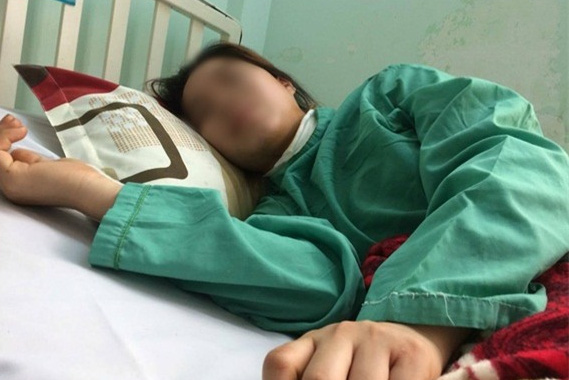 
Ngân Thị Hoài Nhi (17 tuổi) - nạn nhân vụ cướp đang nằm tại khoa cấp cứu bệnh viện 115
