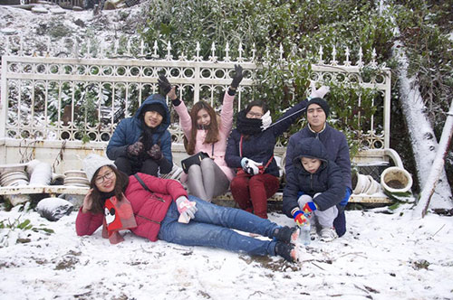 Các bạn trẻ vui đùa dưới trời tuyết. (Nguồn ảnh: Nguyễn Hòa)