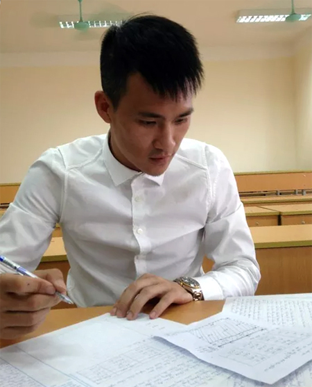 Công Vinh làm bài thi tại trường ĐH Luật Hà Nội