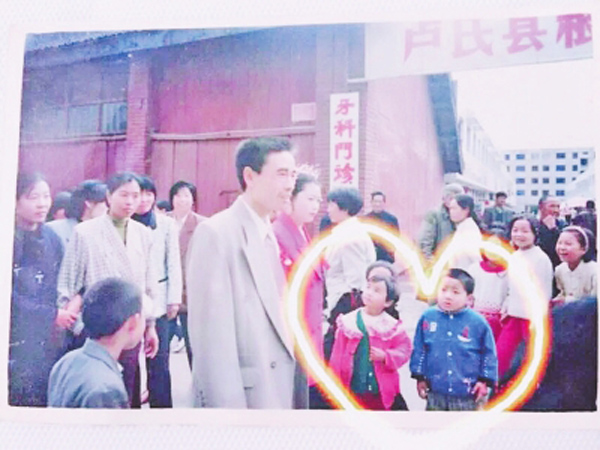 
Wang Ming và Zhu Haiyan đứng cạnh nhau ngơ ngác trong bức ảnh cưới từ 20 năm trước. Ảnh:Dahe.cn
