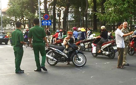 
Hiện trường tên cướp tông gãy chân nạn nhân ở Sài Gòn. Ảnh: Lê Trai
