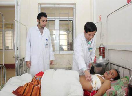 
Bệnh nhân Đông đang được chăm sóc đặc biệt tại Bệnh viện ĐK Hà Tĩnh.
