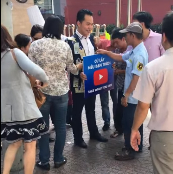Nam thanh niên với tấm bảng, dán nhiều tiền trên người