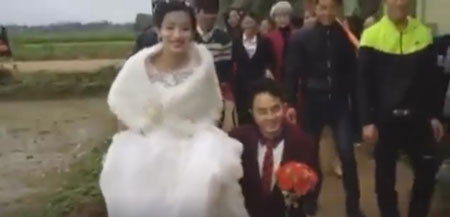 Cô dâu xinh đẹp bên chú rể khuyết tật hạnh phúc trong ngày rước dâu - (Ảnh cắt từ clip).