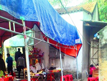 Gia đ&igrave;nh l&agrave;m lễ tang cho anh Lương Văn H&oacute;a