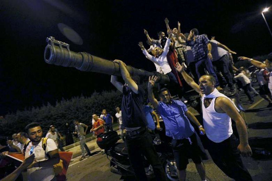 Người dân Thổ Nhĩ Kỳ đứng trên một xe tăng quân đội ở sân bay Ataturk- Istanbul. Ảnh: Reuters