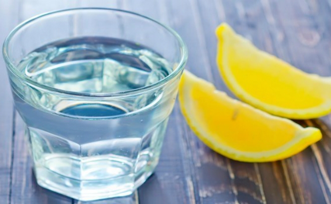 Uống nhiều nước và bổ sung vitamin C khi ăn nhiều đạm. Ảnh: PT.