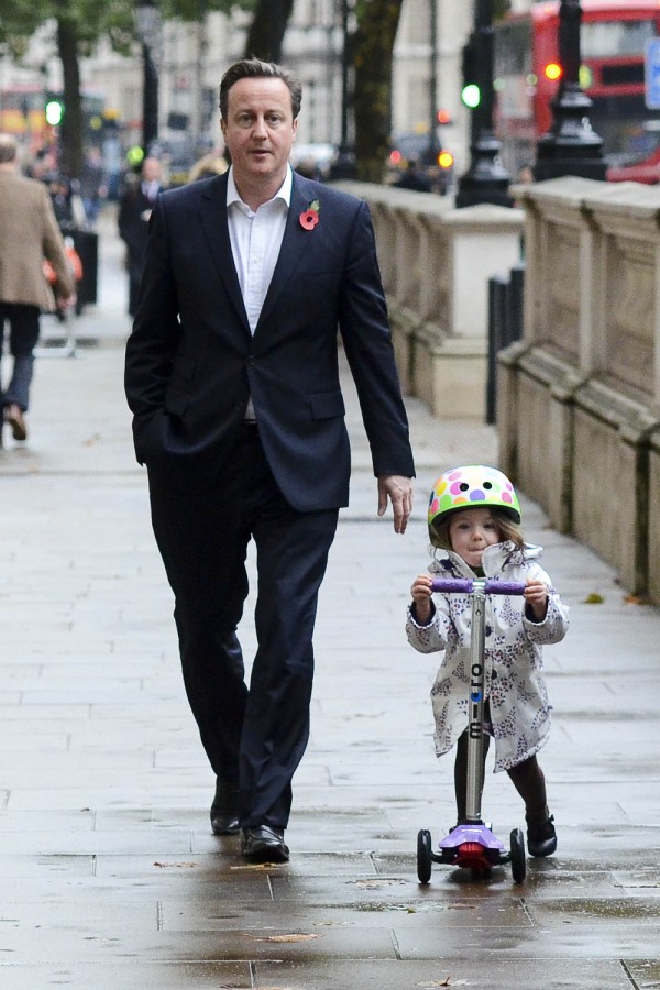 
Cựu thủ tướng Anh đi bộ đón cô con gái út Florence từ trường mầm non.
