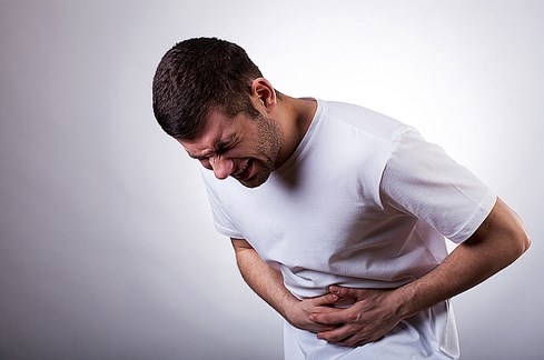 Đau bụng, đầy hơi kèm theo buồn nôn có thể là dấu hiệu của tắc ruột hoặc do các khối u chèn ép thành ruột ẢNH: SHUTTERSTOCK