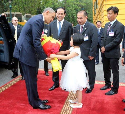 
Bé Phương Linh tặng hoa Tổng thống Mỹ Obama (ảnh: website nhà trường)
