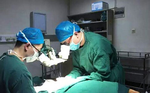 C&aacute;c b&aacute;c sĩ gắn lại bộ phận sinh dục th&agrave;nh c&ocirc;ng sau 4 giờ. Ảnh:&nbsp;SCMP