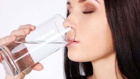 Uống nước đúng giờ có nhiều tác dụng tích cực với cơ thể. Ảnh: Artofthehome.