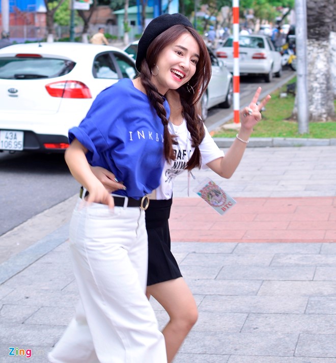 
Sau khi ho&agrave;n th&agrave;nh những cảnh quay của phim Tuổi thanh xu&acirc;n 2 ở H&agrave;n Quốc v&agrave; H&agrave; Nội, đo&agrave;n phim đ&atilde; di chuyển v&agrave;o Đ&atilde; Nẵng để tiếp tục ghi h&igrave;nh trong khoảng một th&aacute;ng. Nh&atilde; Phương tranh thủ tổ chức buổi họp fan tại th&agrave;nh phố biển v&agrave;o chiều 12/7. Nữ diễn vi&ecirc;n ăn vận trẻ trung với quần su&ocirc;ng trắng kết hợp &aacute;o thun xanh.
