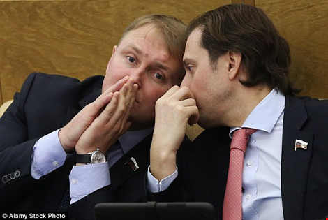 
Nghị sĩ Aleksandr Sherin (trái) đề xuất dự luật với hy vọng thúc đẩy tỉ lệ sinh của Nga. (Ảnh: DAILYMAIL)
