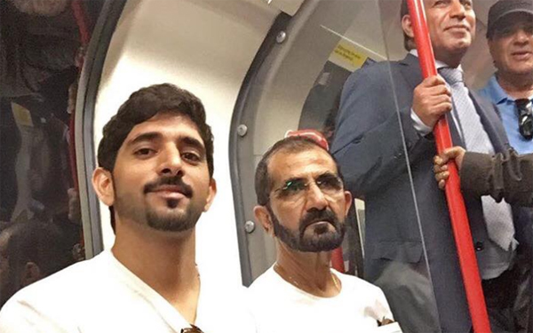 
Hoàng tử Hamdan và Quốc vương Sheikh Mohammed bin Rashid trên một chuyến tàu điện ngầm ở London. Ảnh: Facebook
