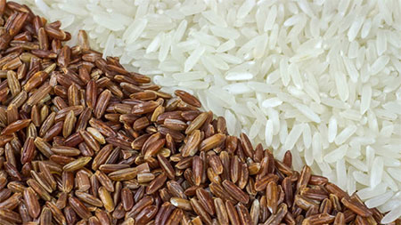 Gạo lứt không tốt hơn gạo trắng, quan trọng là chọn món ăn kết hợp với nó - Ảnh: Shutterstock