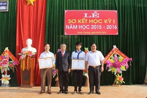 Cậu học trò Hồ Quang Trung (thứ 2 từ phải sang) trong lễ sơ kết học kì I.