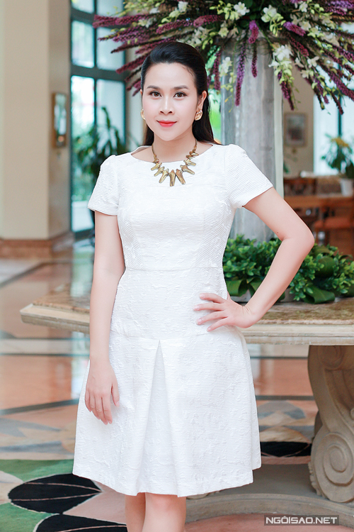 
Chiều 30/6, Lưu Hương Giang rạng rỡ tham gia một sự kiện tại Hà Nội. Bà xã Hồ Hoài Anh tự tin mặc váy trắng bó sát, khoe dáng thon mặc dù mới sinh con gái thứ hai được gần 2 tháng.
