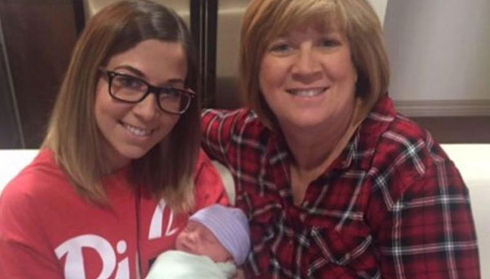 Bà Tracey bên con gái và cháu gái mới chào đời. Ảnh: Facebook