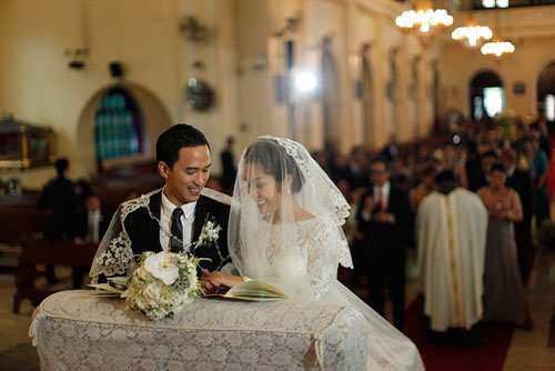 Diễn viên Tăng Thanh Hà và Louis Serrano Nguyen tại đám cưới trong nhà thờ ở Philippines.