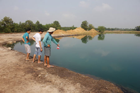 Khu vực tìm thấy 2 trẻ chìm dưới hồ - Ảnh: Dương Phan