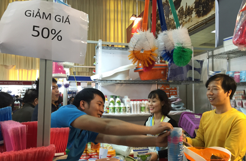 
Doanh nghiệp giảm giá hàng hóa tại hội chợ bán lẻ hàng Thái Lan để kích thích khách mua hàng.
