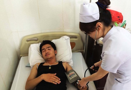 Ho&agrave;ng cho rằng nh&oacute;m c&ocirc;n đồ h&agrave;nh hung m&igrave;nh l&agrave; nhằm dằn mặt để cạnh tranh việc mua b&aacute;n sim điện thoại.