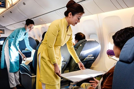 Tiếp viên của Vietnam Airlines tận tình phục vụ hành khách trên một chuyến bay 