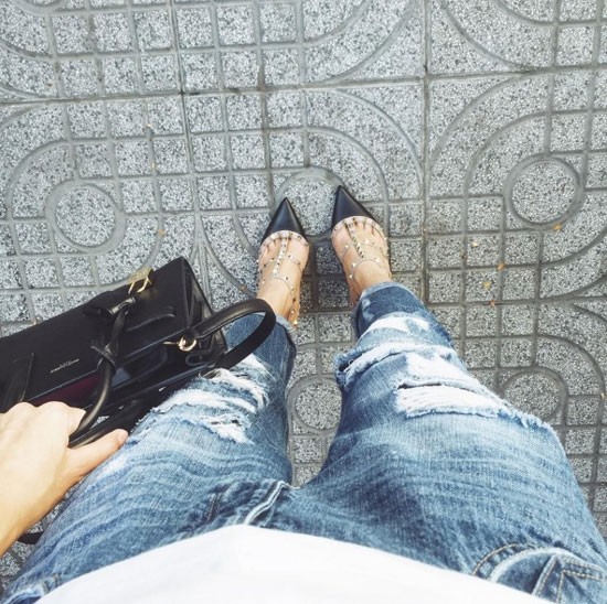 H&agrave; Tăng cũng l&agrave; ng&ocirc;i sao nữ sở hữu nhiều m&oacute;n đồ h&agrave;ng hiệu xa xỉ nhưng kh&aacute; k&iacute;n tiếng.&nbsp;Mới đ&acirc;y, ngọc nữ khoe h&igrave;nh ảnh mới tr&ecirc;n trang c&aacute; nh&acirc;n. C&oacute; thể thấy, đ&ocirc;i gi&agrave;y l&agrave;&nbsp;item ăn kh&aacute;ch của thương hiệu Valentino, c&ograve;n chiếc t&uacute;i l&agrave; của hiệu Saint Laurent.&nbsp;Gi&aacute; của đ&ocirc;i gi&agrave;y khoảng 25 triệu đồng v&agrave; t&uacute;i gi&aacute; khoảng 60 triệu đồng.