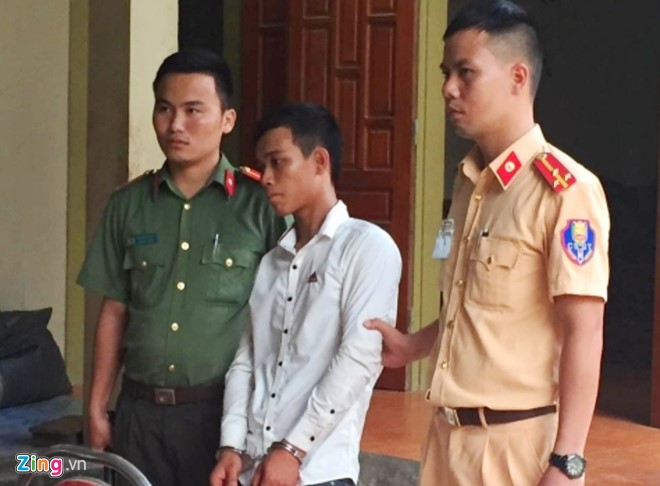 Một ngày sau khi gây án, Nguyễn Văn An bị bắt giữ. Ảnh: Tân Kỳ
Một ngày sau khi hành vi bị tố cáo, anh ta bị công an địa phương bắt giữ khi đang lẩn trốn tại nhà một người bạn.
Theo nhà chức trách, vào năm 2013, An cưỡng hiếp 3 nạn nhân. Anh ta mãn hạn tù được vài ngày thì tiếp tục gây án.
* Tên nạn nhân đã được thay đổi!
Theo Zing