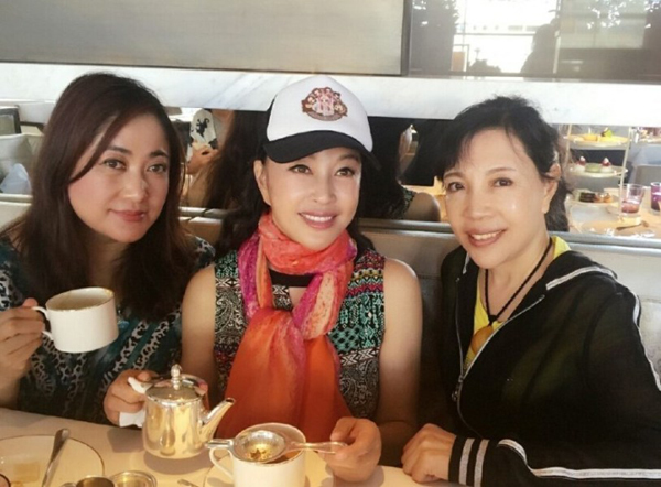 Lưu Hiểu Khánh chia sẻ trên trang cá nhân hình ảnh đi uống trà, tán gẫu với bạn bè vào buổi chiều thảnh thơi.