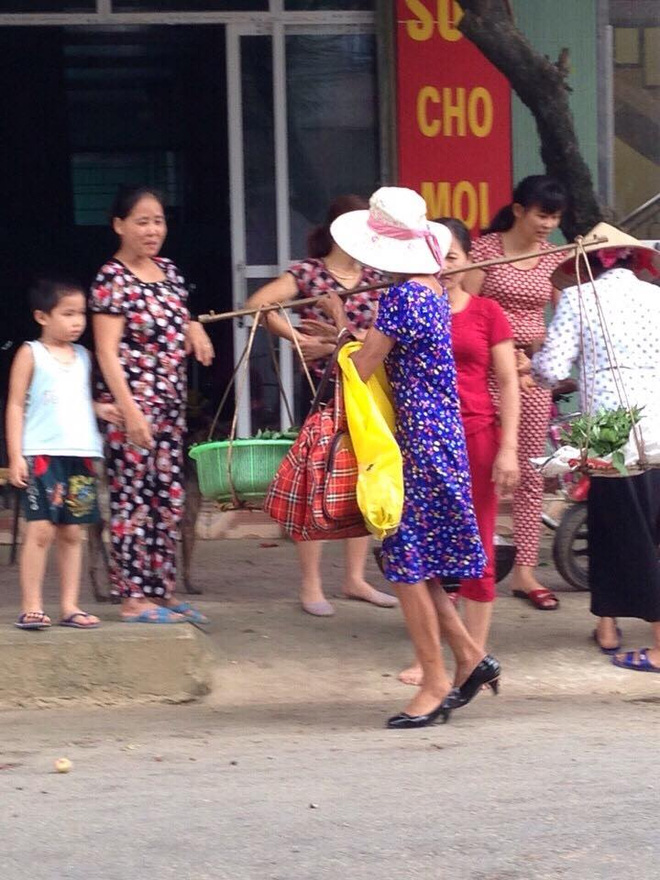 
Hình ảnh người phụ nữ bán rau mặc váy, đi giày cao gót đã quá quen thuộc với nhiều người.
