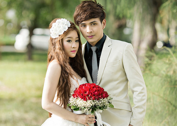 
Ảnh cưới của hot girl Ivy và ca sĩ Hồ Quang Hiếu. Cuộc hôn nhân của họ chỉ được hơn một năm đã tan vỡ.
