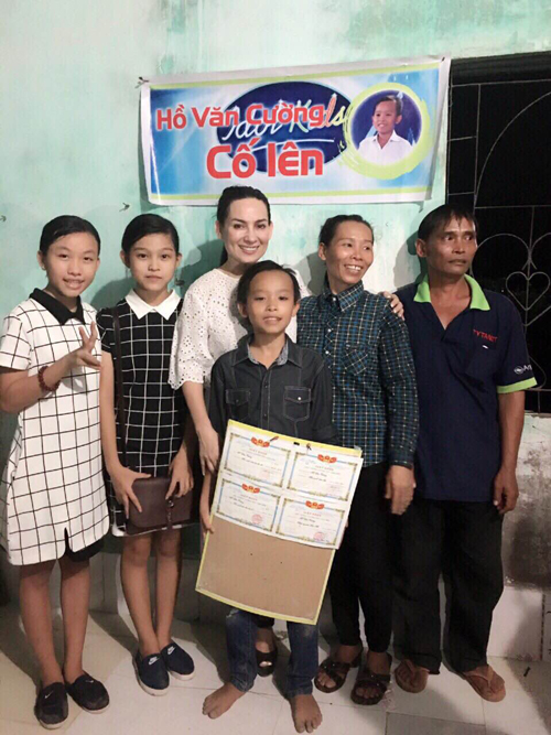 
Hôm qua (20/7), sau 3 tháng tham gia cuộc thi Vietnam Idol Kids và giành chiến thắng với danh hiệu quán quân cùng phần thưởng trị giá 200 triệu đồng, Hồ Văn Cường đã trở về quê nhà ở Gò Công, Tiền Giang, đoàn tụ bên gia đình. Mẹ nuôi Phi Nhung đã tháp tùng cậu bé. Hai người con nuôi khác của Phi Nhung là Thiêng Ngân, Tuyết Nhung cũng theo về Tiền Giang.
