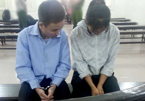 Vợ chồng Hoa tại phiên toà sơ thẩm.