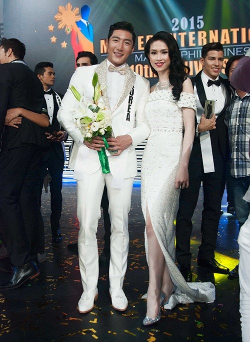 
Triều Thu chụp ảnh cùng thí sinh Hàn Quốc ở chung kết Mister International 2015.
