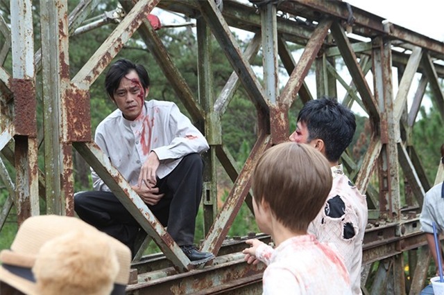 NSƯT Hoài Linh tự thực hiện các cảnh quay mạo hiểm trên phim trường Mặt nạ máu, không cần đến diễn viên đóng thế. Ảnh: ĐPCC