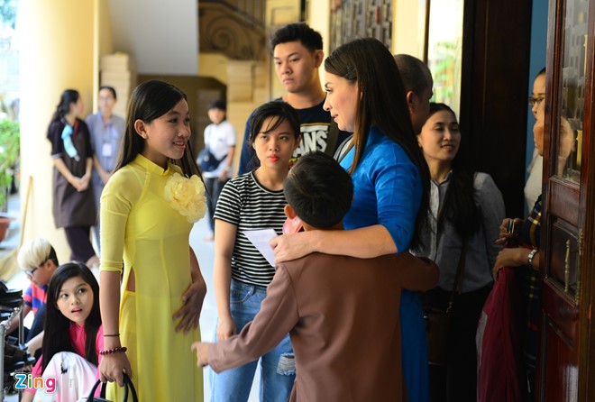 
Cuối tuần qua, Phi Nhung dẫn các con nuôi Tuyết Nhung, Thiên Ngân và Hồ Văn Cường đến tham gia buổi tọa đàm Như sen tỏa hương tại chùa Hoằng Pháp (Hóoc Môn, TP HCM).
