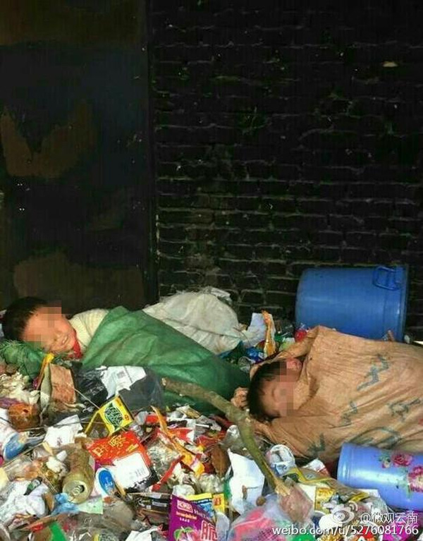 
Hình ảnh hai em học sinh trong phòng đựng rác của nhà trường.
