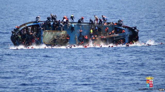 
Một tàu chở người nhập cư bị lật ngoài khơi Libya hôm 25/5. (Ảnh: AFP)

