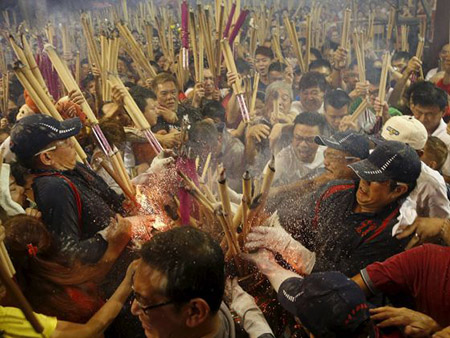Người d&acirc;n chen ch&uacute;c nhau cắm hương tại ch&ugrave;a Kwan Im Thong Hood Cho ở Singapore, h&ocirc;m 8/1/2016. Ảnh: Reuters